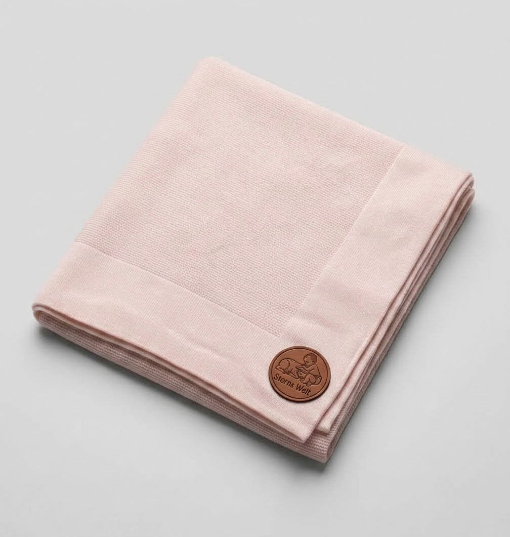 Gefaltete roséfarbene Kaschmir Babydecke mit Sterns Welt Lederlabel